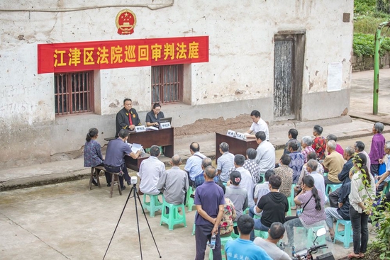 在重庆市江津区蔡家镇文昌村塘口村民小组，基层法官们在巡回法庭审理案件（2021年9月17日摄）。新华社记者 黄伟 摄