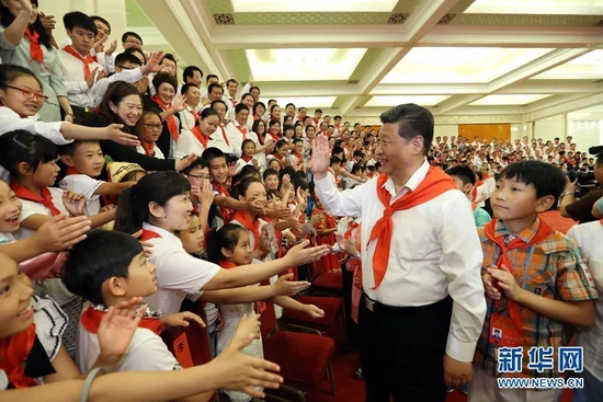 2015年6月1日，習近平在北京人民大會堂親切會見中國少年先鋒隊第七次全國代表大會全體代表。新華社記者 馬占成 攝