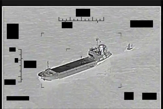 29日，伊朗海军尝试拖走美军无人艇 图源：美军