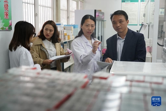 2019年10月31日，在江苏省海安市人民医院，巡察组工作人员在药房进行巡察，医疗卫生系统是此轮巡察重点。新华社记者 季春鹏 摄