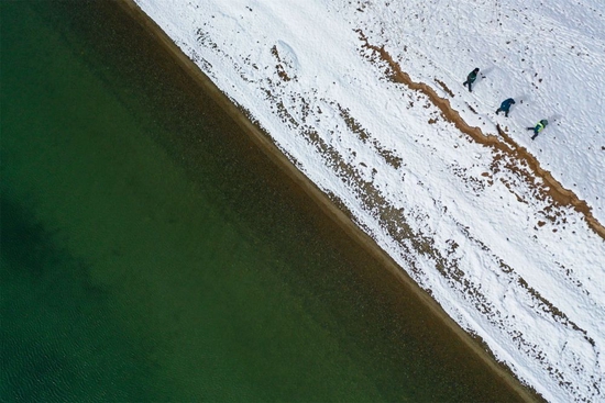在青海省果洛藏族自治州玛多县扎陵湖乡勒那村，三江源国家公园黄河源园区生态管护员在巡护（2021年10月20日摄，无人机照片）。新华社记者 张龙 摄