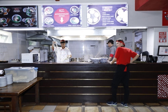 哈萨克斯坦首都努尔苏丹，在当地人开办经营的中国兰州拉面风味连锁餐馆“Lanzhou”，厨师正在抻拉面条。新华社发