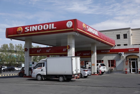 位于哈萨克斯坦首都努尔苏丹的中石油“SINOOIL”加油站。新华社发