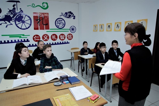 2019年12月16日，在努尔苏丹市欧亚大学孔子学院，哈萨克斯坦学生们正在学习汉语。新华社发
