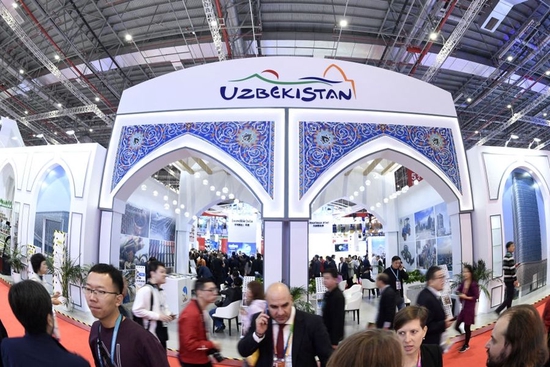 在中国上海举行的第二届中国国际进口博览会上，人们参观乌兹别克斯坦国家馆（2019年11月6日摄）。