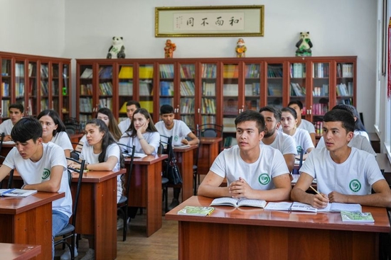 学生在乌兹别克斯坦撒马尔罕孔子学院上课（2022年9月3日摄）。