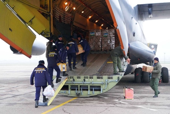 在乌兹别克斯坦塔什干国际机场，乌方工作人员将援助中国的抗疫物资搬上专机（2020年2月12日摄）。