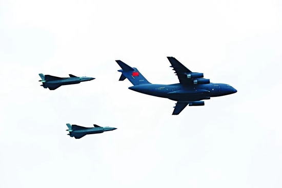 两架歼-20战机为运送烈士棺椁的运-20专机伴飞护航。大公报记者于珈琳摄