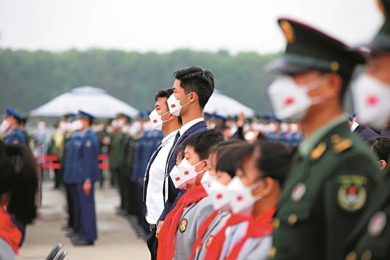 在现场的迎回仪式队伍中，首次出现了香港学生的身影──香港培侨中学学生代表姜霏梵和曲木之懿。（大公报图）