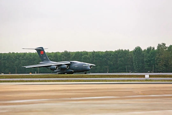 英雄归来了，运送志愿军烈士遗骸的运-20降落在沈阳桃仙国际机场。