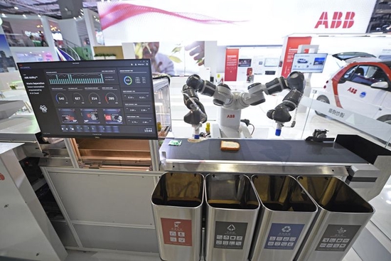  ↑在上海举行的第二届进博会上，一家瑞士公司展出的全自动垃圾分类设备（2019年11月5日摄）。