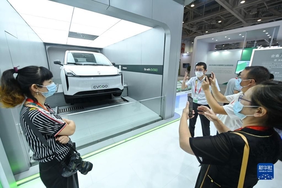 在福建厦门举行的第二十二届中国国际投资贸易洽谈会的宁德时代展位，来访者参观新能源汽车换电过程（2022年9月8日摄）。新华社记者 林善传 摄