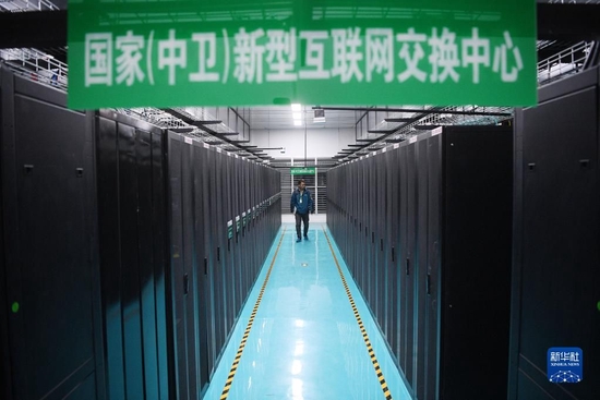 这是在西部云基地拍摄的由中国联通建设的国家（中卫）新型互联网交换中心机房（2022年3月1日摄）。新华社记者 王鹏 摄