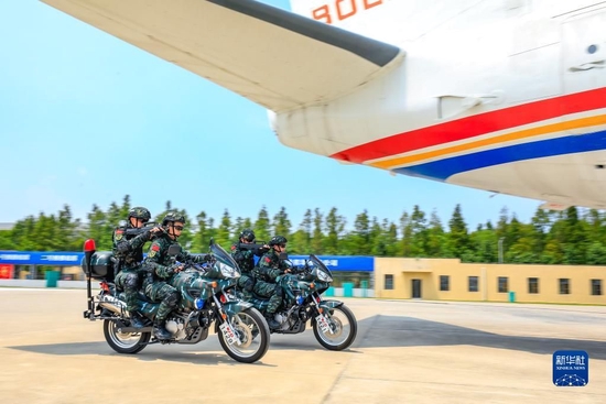 武警上海总队机动第一支队特战某中队组织交通工具反劫持综合演练，特战队员乘坐摩托车接近“被劫持飞机”（2022年8月1日摄）。新华社发（李岩 摄）
