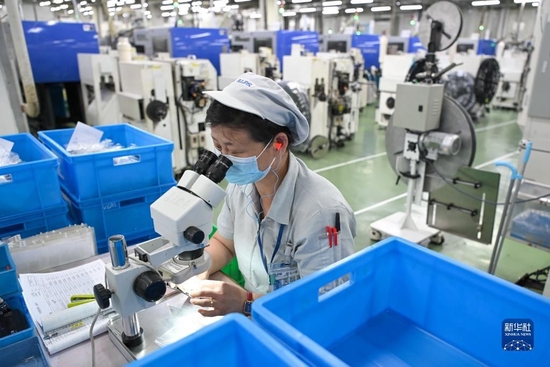无锡阿尔卑斯电子有限公司的工人在零部件生产车间内作业（2022年7月5日摄）。新华社记者 李博 摄