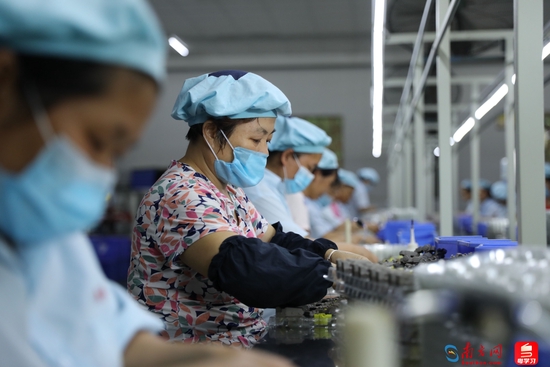 连樟村村民在车间里工作。（摄影/吴明）