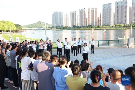 8月16日至17日，中共中央总书记、国家主席、中央军委主席习近平在辽宁考察。这是16日下午，习近平在锦州市东湖森林公园察看小凌河沿岸生态环境时，同正在休闲、进行文化活动的群众亲切交流。 新华社记者 姚大伟 摄