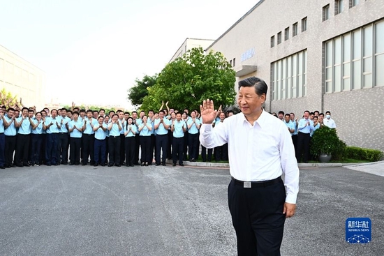 8月16日至17日，中共中央总书记、国家主席、中央军委主席习近平在辽宁考察。这是17日下午，习近平在沈阳新松机器人自动化股份有限公司考察时，向企业员工代表挥手致意。 新华社记者 燕雁 摄