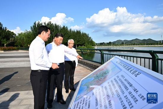 8月16日至17日，中共中央总书记、国家主席、中央军委主席习近平在辽宁考察。这是16日下午，习近平在锦州市考察小凌河和女儿河环境综合整治情况，听取辽宁省防汛工作情况汇报，并就做好防汛工作、提高灾害防御能力作出重要指示。 新华社记者 燕雁 摄