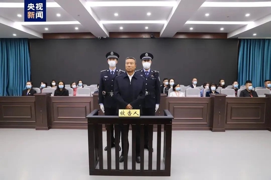 “落马”4年后，呼和浩特经济技术开发区党工委原书记李建平被判死刑。（图/央视新闻）
