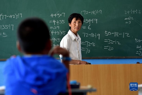 刘桂珍在山西省代县王家会小学上数学课（资料照片）。新华社记者 詹彦 摄