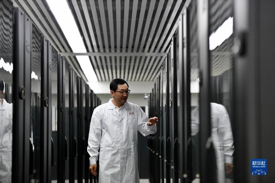 在国家超级计算天津中心“天河一号”机房内，孟祥飞在查看设备运行状态（2021年5月27日摄）。新华社记者 赵子硕 摄
