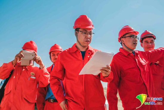 在哈萨克斯坦北特鲁瓦油田(7546井)，方志刚(左三)带领团队深入技术服务现场对照设计，开展技术服务。受访者供图