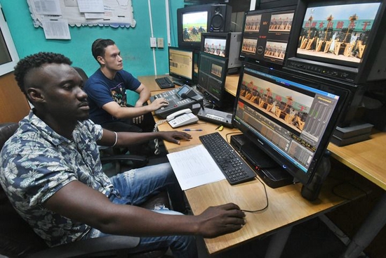 9月22日，在古巴首都哈瓦那，古巴国家电视台多视觉频道的技术人员在演播室准备播放中国纪录片《我的乡村故事》。新华社发（华金·埃尔南德斯摄）