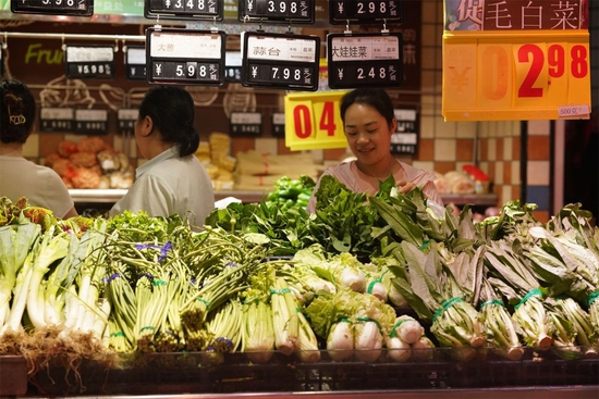 2022年7月15日，市民在湖南省怀化市通道侗族自治县一家超市选购蔬菜。新华社发（吴三东 摄）
