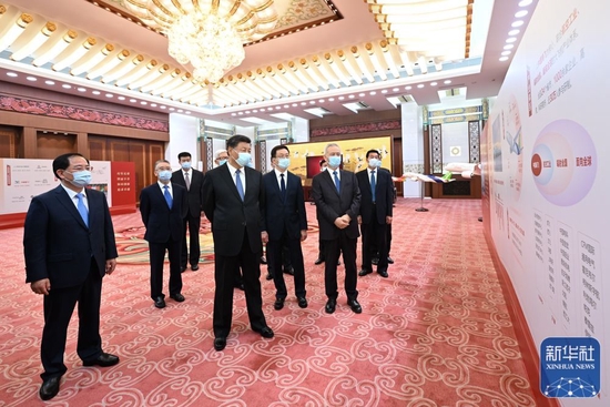 9月30日，党和国家领导人习近平、韩正等在北京人民大会堂会见C919大型客机项目团队代表并参观项目成果展览。这是习近平等参观项目成果展览。新华社记者 李学仁 摄