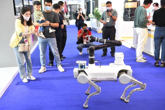  参观者在安徽合肥举办的2022世界制造业大会上拍摄展出的一款四足巡检机器人（2022年9月20日摄）。新华社记者 张端 摄