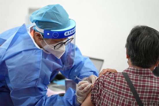 2022年7月13日，在北京市朝阳区奥运村街道一处新冠疫苗接种点，医护人员为一名86岁的市民接种新冠疫苗加强针。新华社记者 鞠焕宗 摄