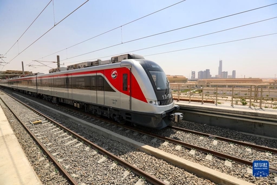 这是2022年7月3日在埃及开罗东部拍摄的一列试运行的轻轨列车。由中国企业承建的埃及斋月十日城轻轨铁路当日通车试运行，这是埃及第一条电气化铁路。 新华社记者 隋先凯 摄