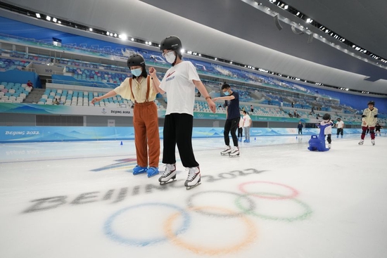 2022年7月9日，游客在正式对外开放的国家速滑馆（“冰丝带”）内体验滑冰。新华社记者 鞠焕宗 摄