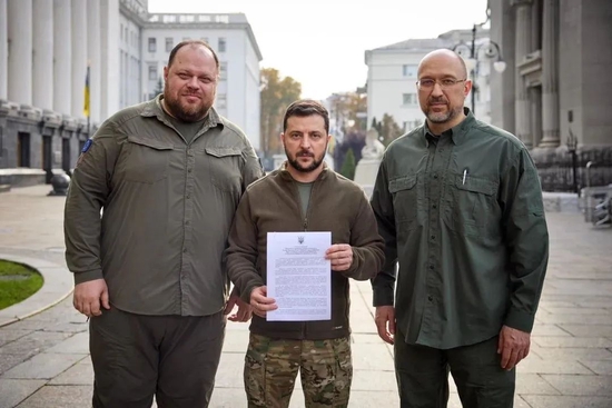 当地时间9月30日，乌克兰总统泽连斯基（中）、议长斯特凡丘克（左）和总理什米加尔签署乌克兰加速加入北约的申请 图：乌通社
