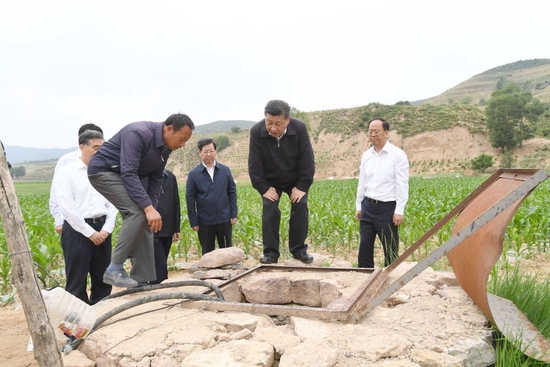  ↑2017年6月21日下午，习近平在山西省忻州市岢岚县赵家洼村察看作为全村唯一生产生活水源的浅层渗水井。