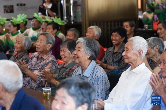  2022年9月30日，老人们在杭州市临安区河桥镇河桥村文化礼堂观看“柳溪暖阳”党员助老志愿服务队编排的节目。新华社记者 徐昱 摄