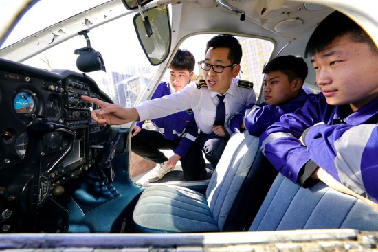 ↑2020年12月17日，河北省唐山市丰润区综合职业技术教育中心飞机维修专业教师在给学生上课。