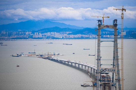这是深中通道伶仃洋大桥东塔、西人工岛及远处的深圳市区（2022年6月7日摄）。新华社记者 邓华 摄