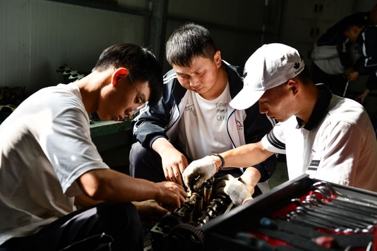 ↑2021年5月10日，贵州省龙里县中等职业学校学生参加汽车零部件维修技能比赛。