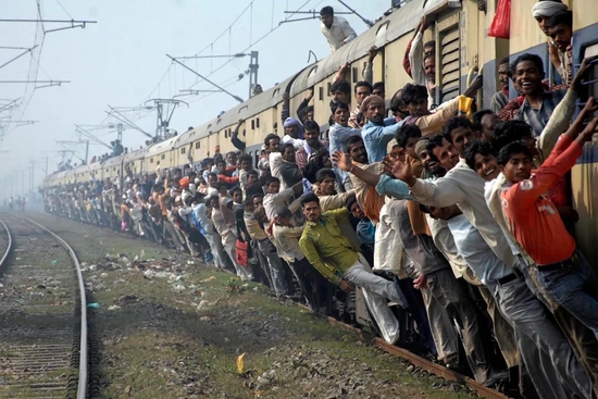  对不少网友而言，铁路是印度“异域风情”的所在；但对印度而言，铁路是其与世界接轨的象征。图源：twitter
