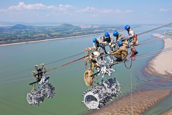 2022年9月16日，白鹤滩至浙江±800千伏特高压直流输电工程（白浙线）安徽段顺利完成长江大跨越放线作业。白浙线是我国实施“西电东送”战略的重点工程（无人机照片）。新华社发（赵献富 摄）