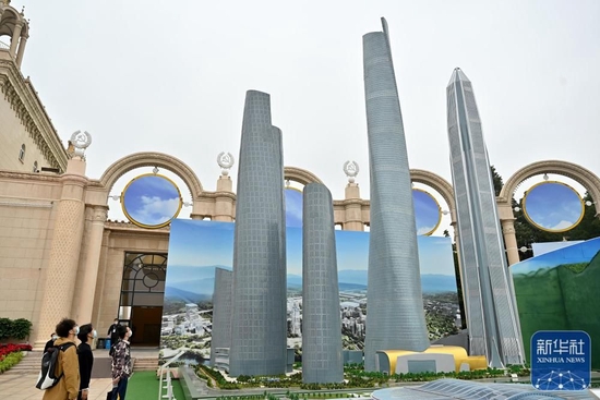 10月8日，观众在室外展区观看中国建造的超高建筑集锦模型，以上海中心大厦、深圳平安国际金融中心、重庆陆海国际中心等标志性城市建筑组成的集群，集中展现绿色智慧建造理念和技术，充分体现“中国建造”以日新月异的城市建设为人民拓展幸福空间的使命任务。新华社记者 李鑫 摄