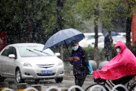 10月10日，辽宁沈阳市民在雪中出行。 图/中新图片网
