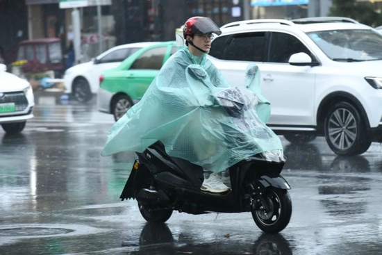  10月6日，安徽阜阳市迎来秋季持续降雨天气，气温出现断崖式下降。图/中新图片网