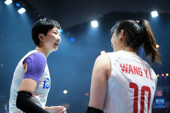 10月9日，中國隊球員袁心玥（左）和王云蕗在比賽前交流。新華社記者 孟鼎博 攝