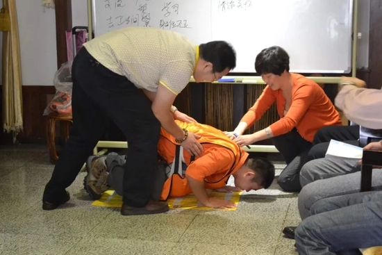 学员在男德培训班上体会女性怀孕的感觉。
