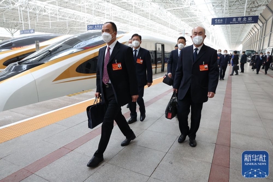 10月13日，来自内蒙古自治区的党的二十大代表乘高铁抵达北京北站。这是当日首个抵京的京外代表团。新华社记者 张玉薇 摄