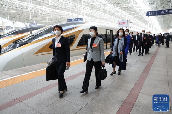 10月13日，来自内蒙古自治区的党的二十大代表乘高铁抵达北京北站。这是当日首个抵京的京外代表团。新华社记者 张玉薇 摄