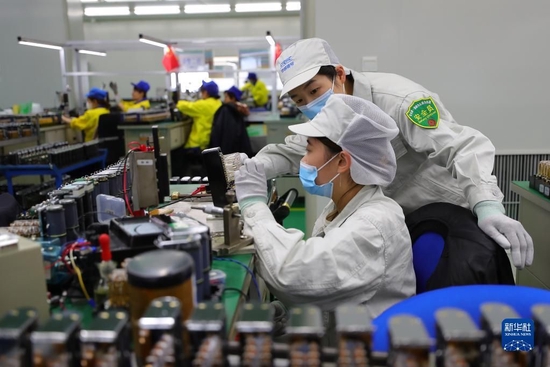 柯晓宾在沈阳铁路信号有限责任公司电器中心车间指导班组成员调试继电器（2022年9月7日摄）。新华社记者 杨青 摄